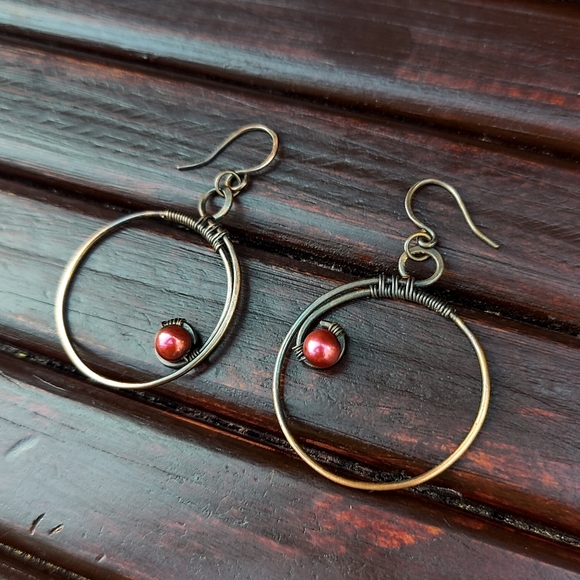 SOLD💍Minimalist Freshwater Pearl Wirewrapped hoops - Picture 5 of 13